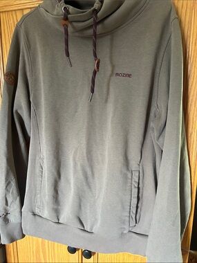 Mazine Clothing Men's Olive Turtleneck Sweater with Plum Accents